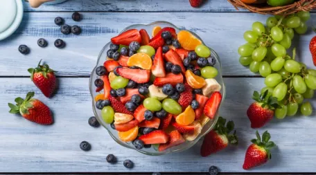 Cesta di frutta che rappresenta le vitamine e i benefici delle vitamine