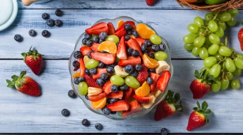 Cesta di frutta che rappresenta le vitamine e i benefici delle vitamine